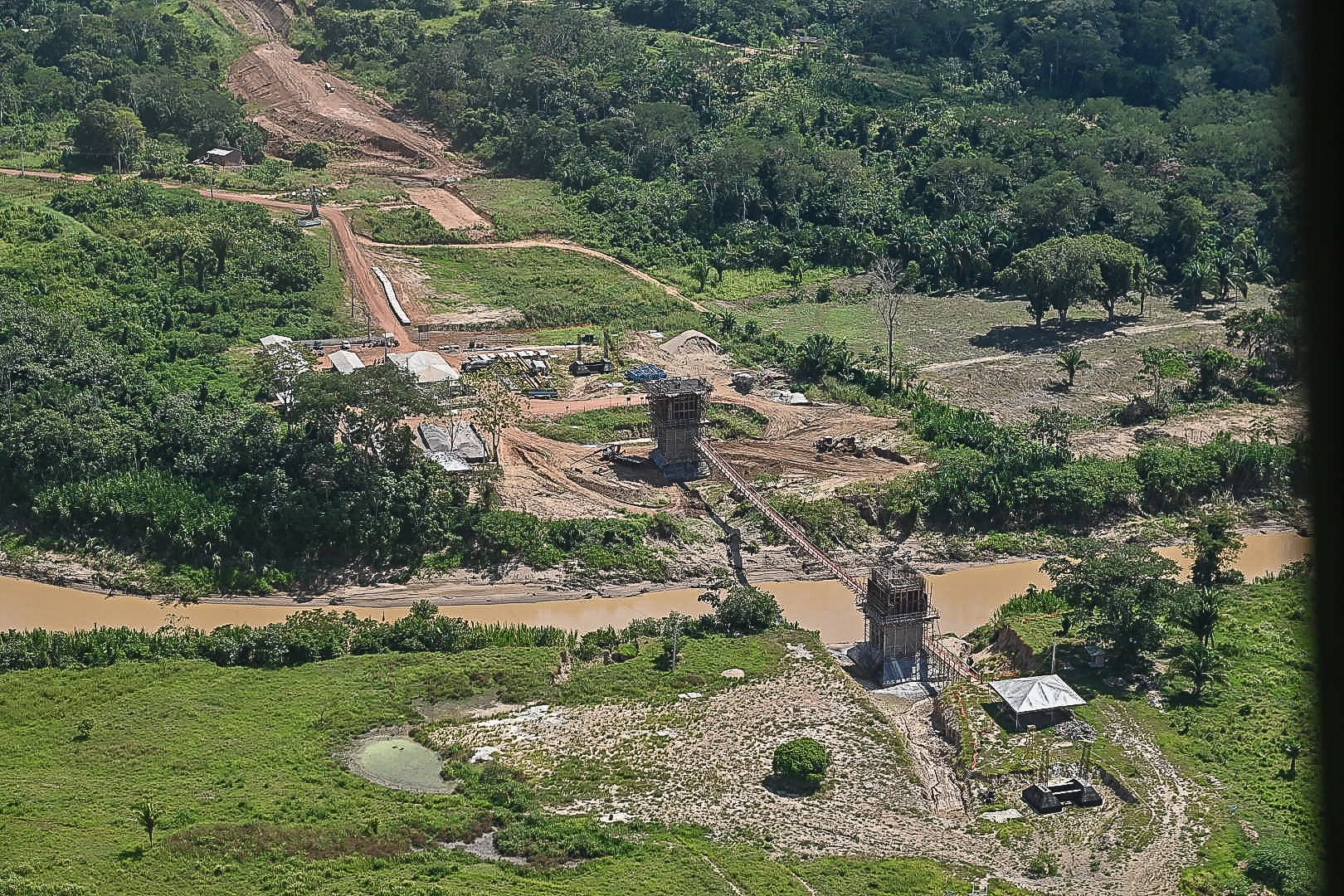 Construção de superestrutura da ponte do anel viário de Brasileia e