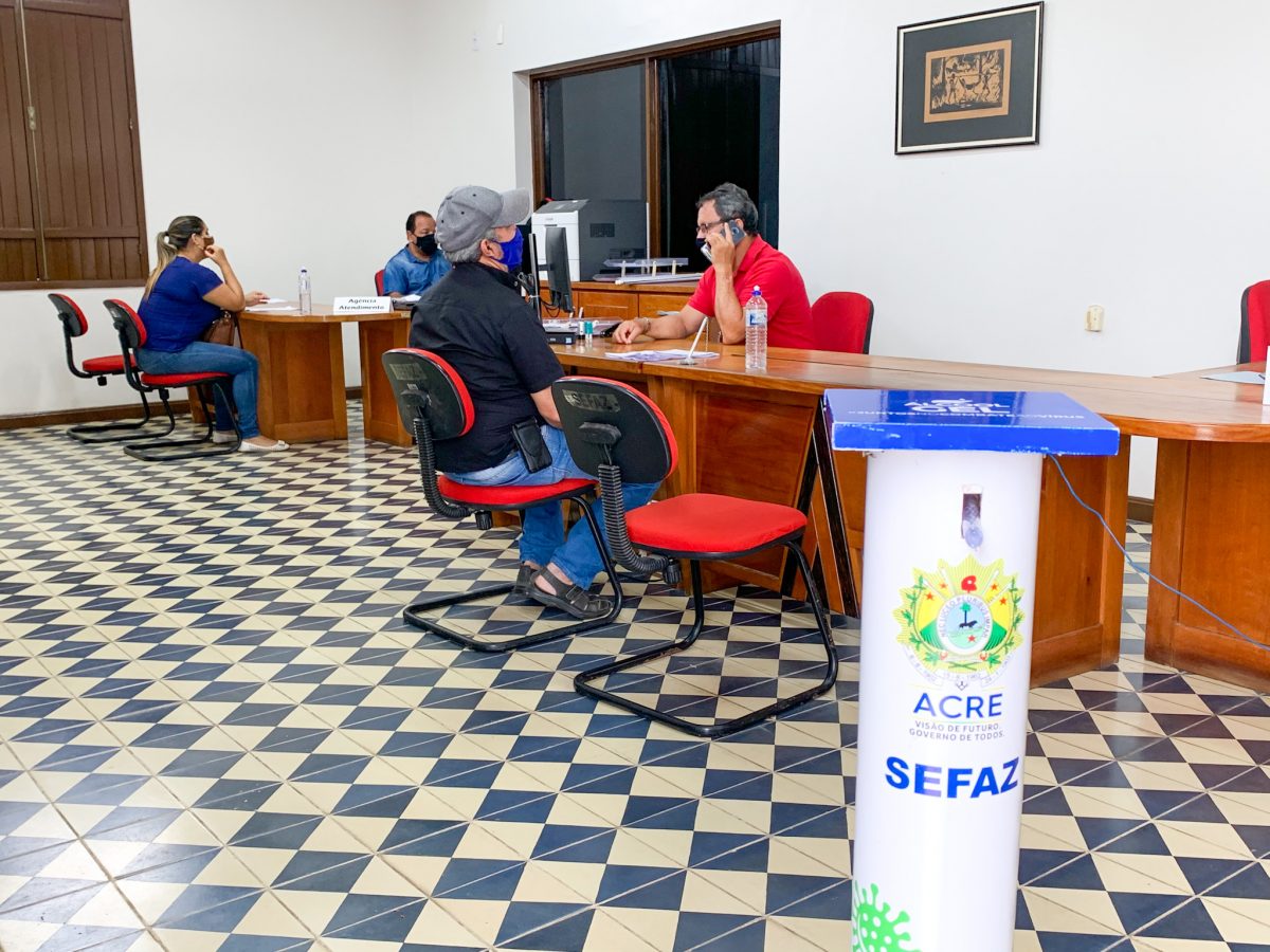Serviço de atendimento da Secretaria de Fazenda na agência em Cruzeiro do Sul. Foto: Ascom/Sefaz