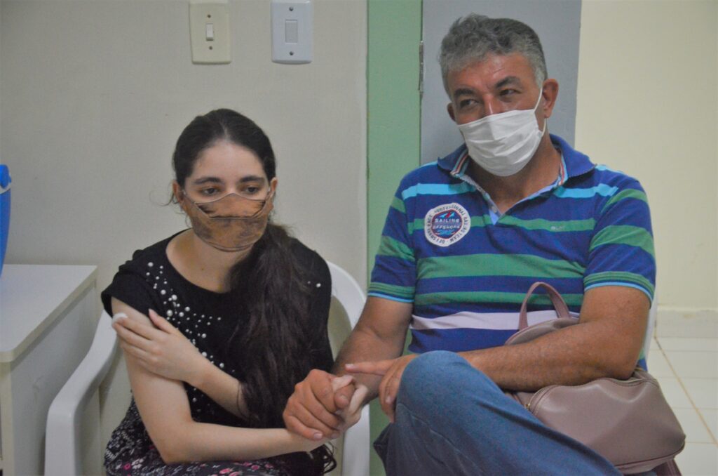 O pai da garota afirma que a imunização é muito importante, e que partiu da filha a iniciativa de tomar a vacina contra covid-19. Foto: Odair Leal/Secom