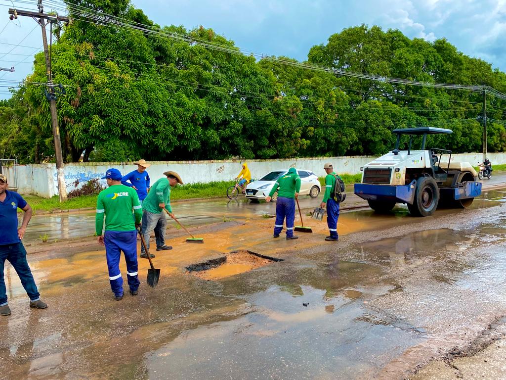 A equipe iniciou os trabalhos de reestruturação em trecho nas proximidades da Estrada do Amapá. Foto: Ascom/Deracre