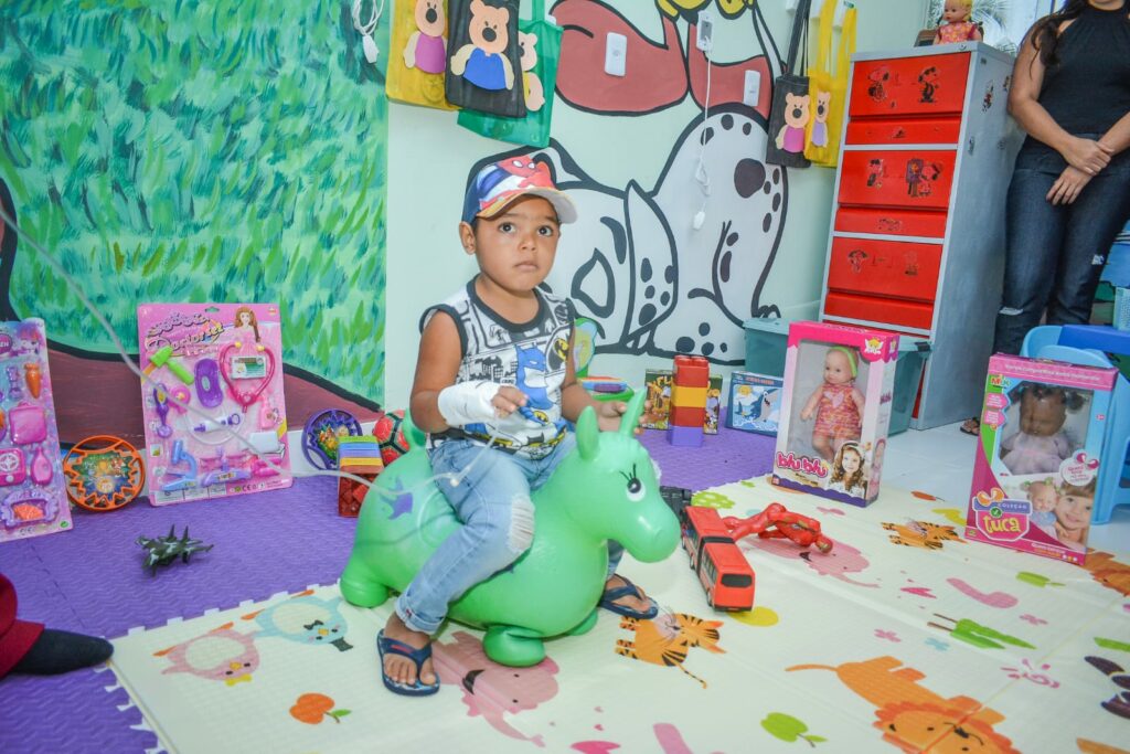 Asaf usufrui da brinquedoteca do hospital de Mâncio Lima. Foto: Marcos Santos/Secom
