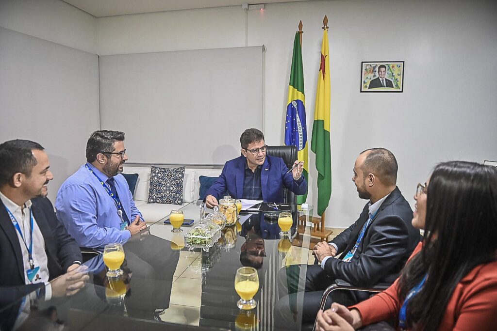 Em reunião com representantes da Caixa Econômica, governador reiterou cooperação institucional entre o Estado e o banco estatal. Foto: Diego Gurgel/Secom