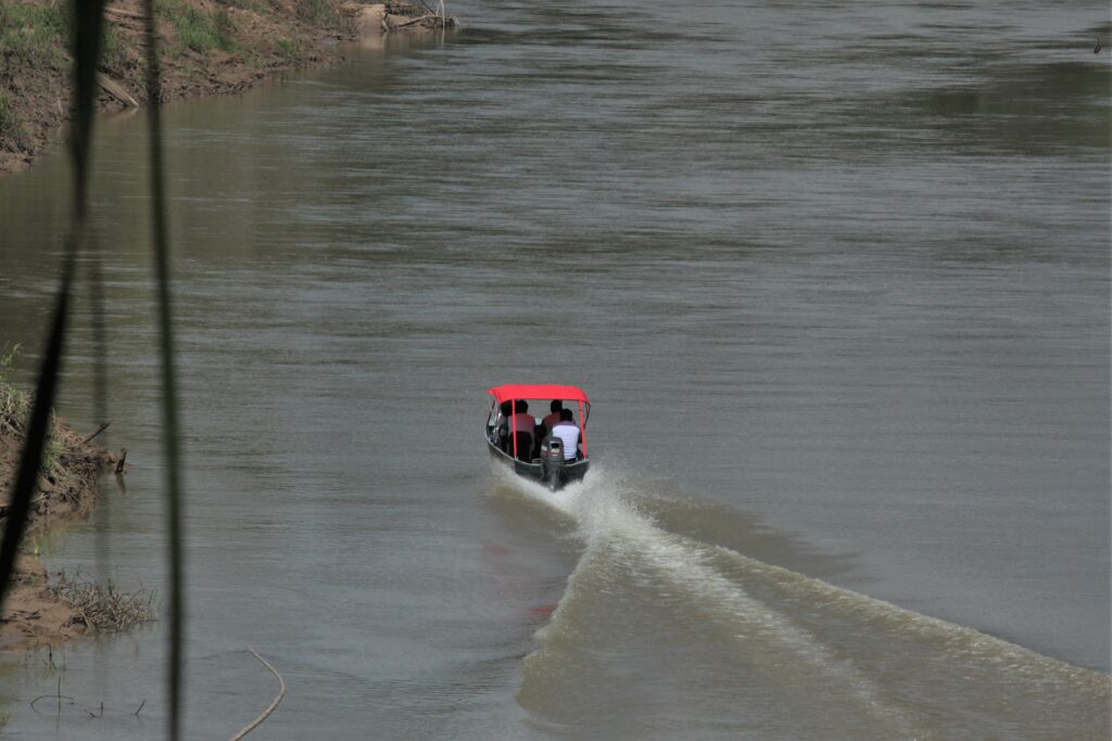 Lancha com técnicos do governo Gladson Cameil singra o Rio Chandless, dentro do parque estadual de mesmo nome, na fronteira com o Peru. Foto: Odair Leal/Secom