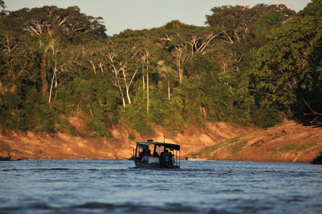 Barco singra o Rio Chandless, dentro do parque estadual de mesmo nome, na fronteira com o Peru. Foto: Odair Leal/Secom