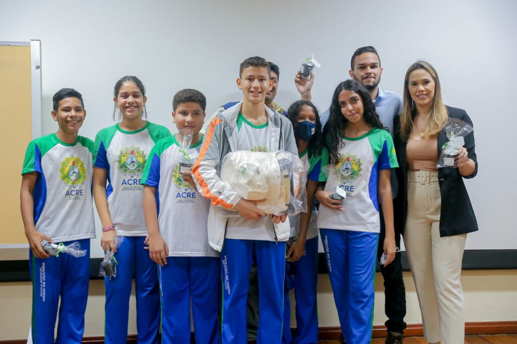 Presidente do Caef, Secretária Paola, e os alunos da Escola Dr. Mário de Oliveira. Foto: Cedida
