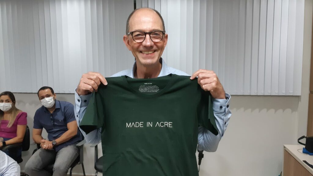 Klaus Köhnlein recebeu uma camisa do Made In Acre em agradecimento a sua visita ao estado. Foto: Ângela Rodrigues/Secom
