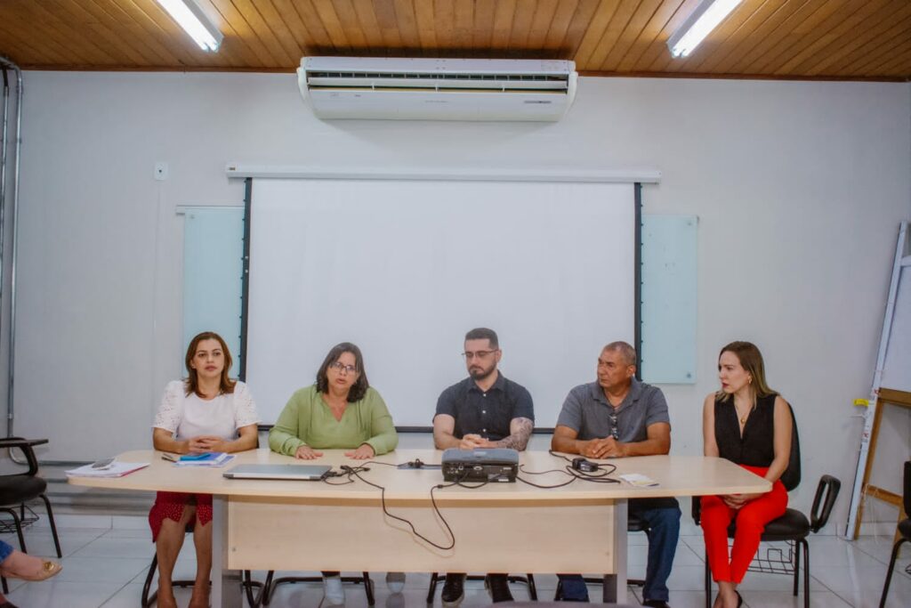 Equipe da Sesacre e secretários municipais reunidos no Planejamento Regional Integrado. Foto: Marcos Santos/Secom