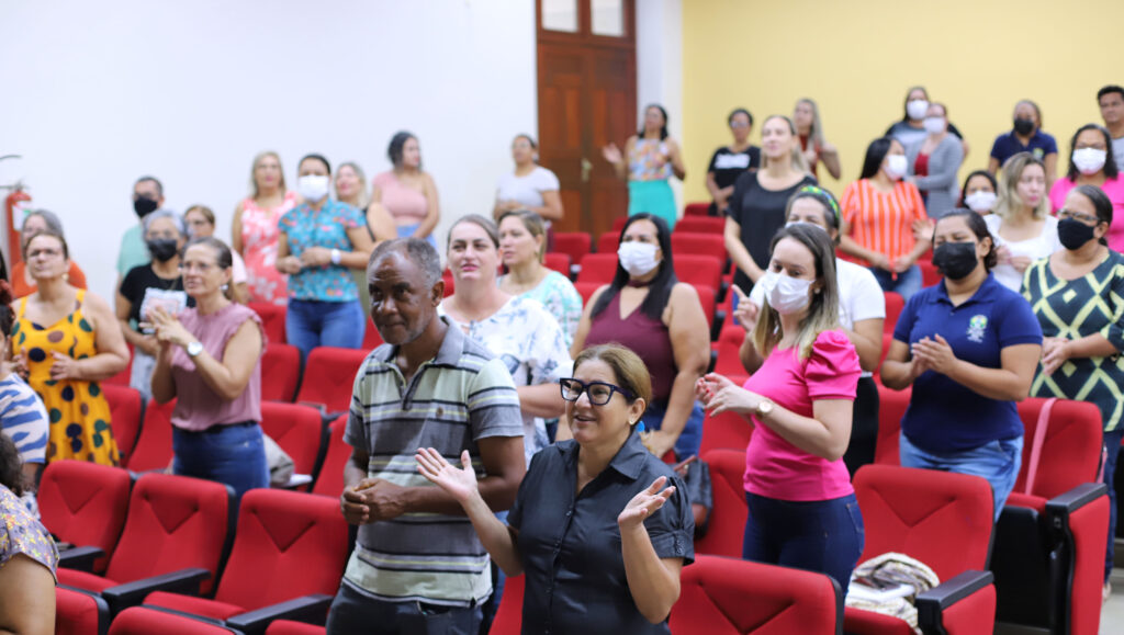 Momento de dinâmica com os participantes da formação. Foto: Mardilson Gomes/SEE