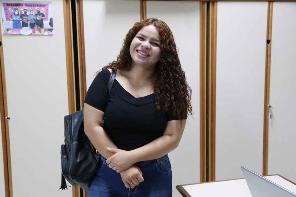 Egressa da escola, Paulina Gomes não perdeu o contato com a Humberto Soares. Foto: Mardilson Gomes