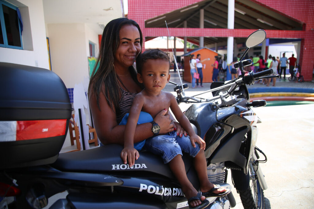 Maria Erlande Barbosa com seu filho mais novo, o pequeno Pedro Caleb, de 3 anos. Foto: Dhárcules Pinheiro/Asscom Sejusp