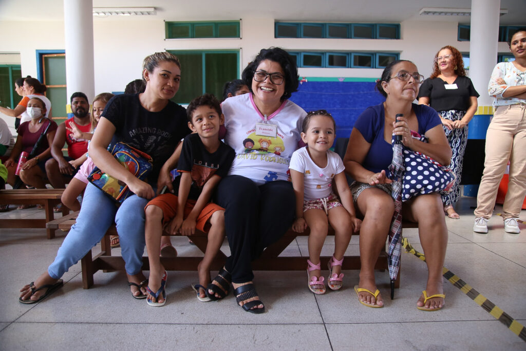 Diretora do Centro Educativo Infantil David Rodrigues, Evaneide Machado, acompanhada de alunos e familiares. Foto: Dhárcules Pinheiro/Asscom Sejusp