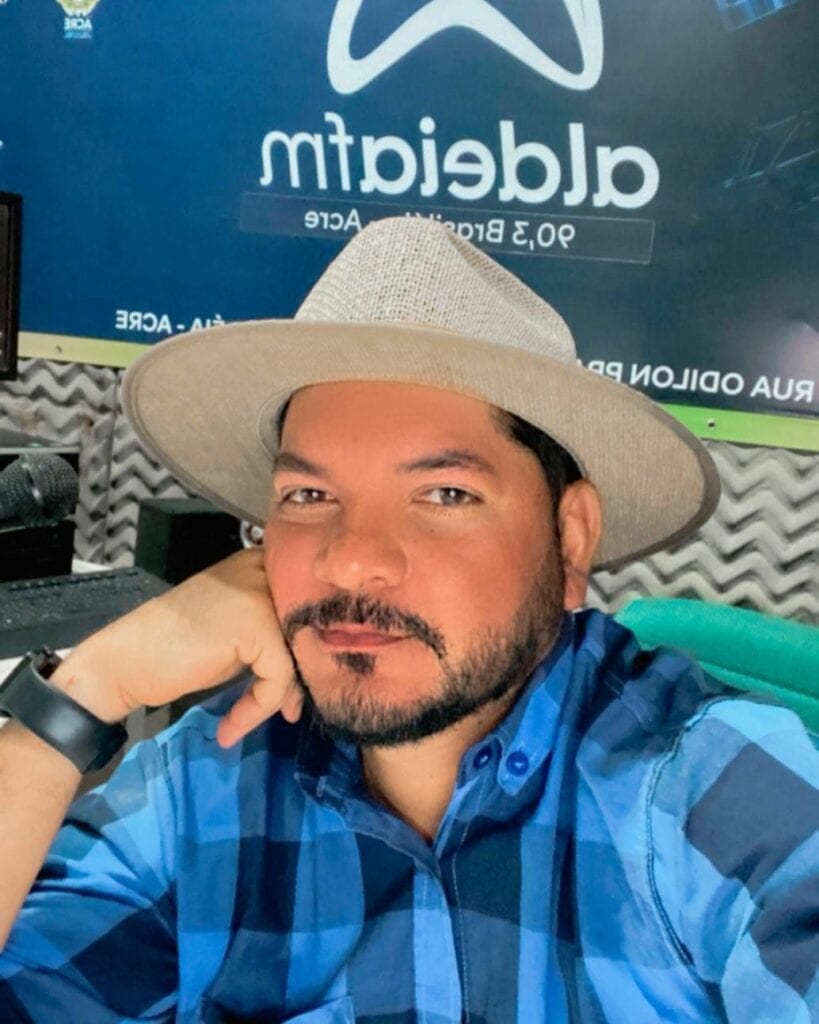 Léo Costa atua há quase 30 anos na rádio Aldeia FM em Brasileia. Foto: cedida