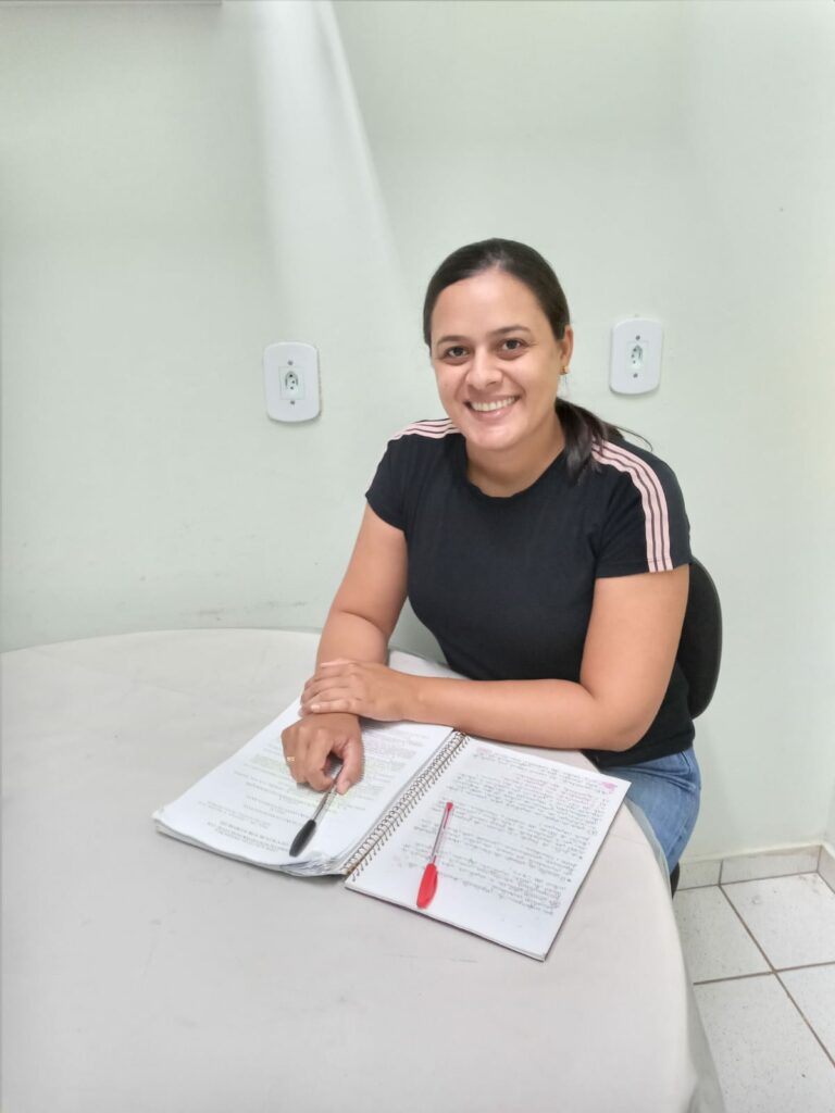 Bruna Souza é frequentadora assídua da Biblioteca Maestro Sandoval. Foto: cedida