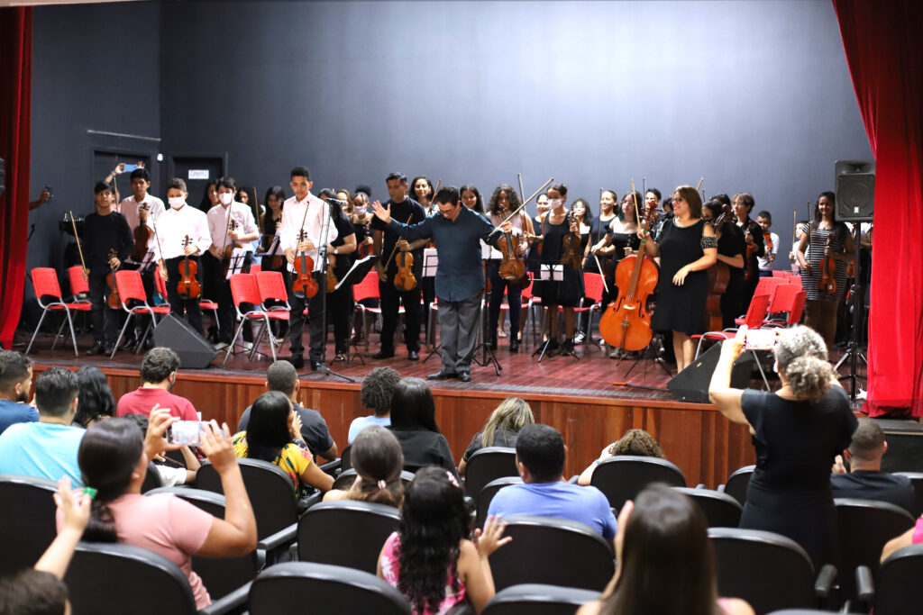 O público saudou a ótima performance do Coletivo de Cordas Friccionadas. Foto: Mardilson Gomes/SEE