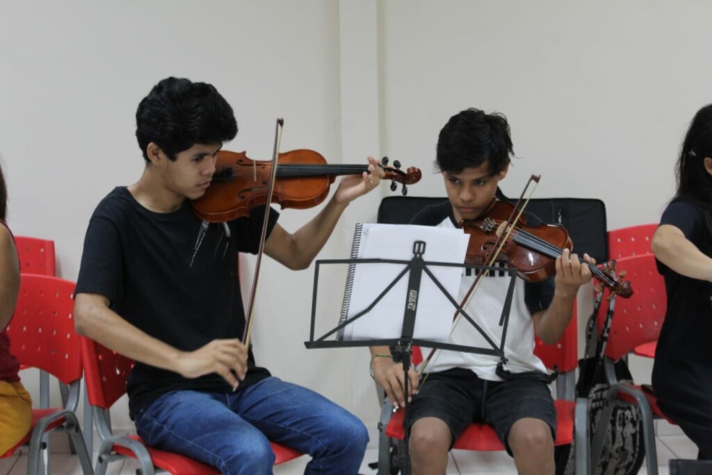 Os irmãos João Pedro Azevedo e Paulo Asafe Azevedo ensaiam para a apresentação na Semana da Música no Acre. Foto: Rosi Sabóia/Ipem