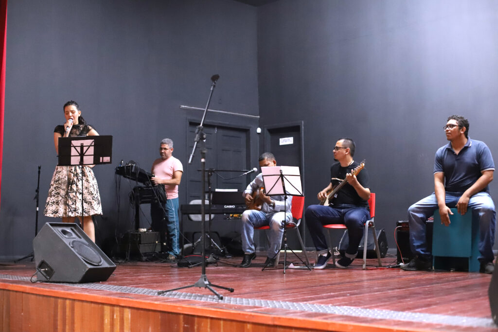 Os docentes da Escola de Música do Acre também tocaram na terceira noite do festival. Foto: Mardilson Gomes/SEE
