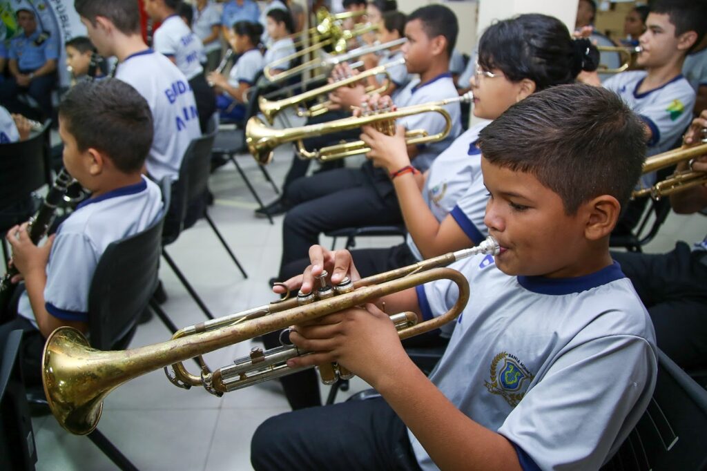 Crianças e adolescentes da Banda Mirim da PM em apresentação nesta terça-feira, 27, por ocasião da entrega de novos instrumentos. Foto: Dhárcules Pinheiro/Asscom Sejusp