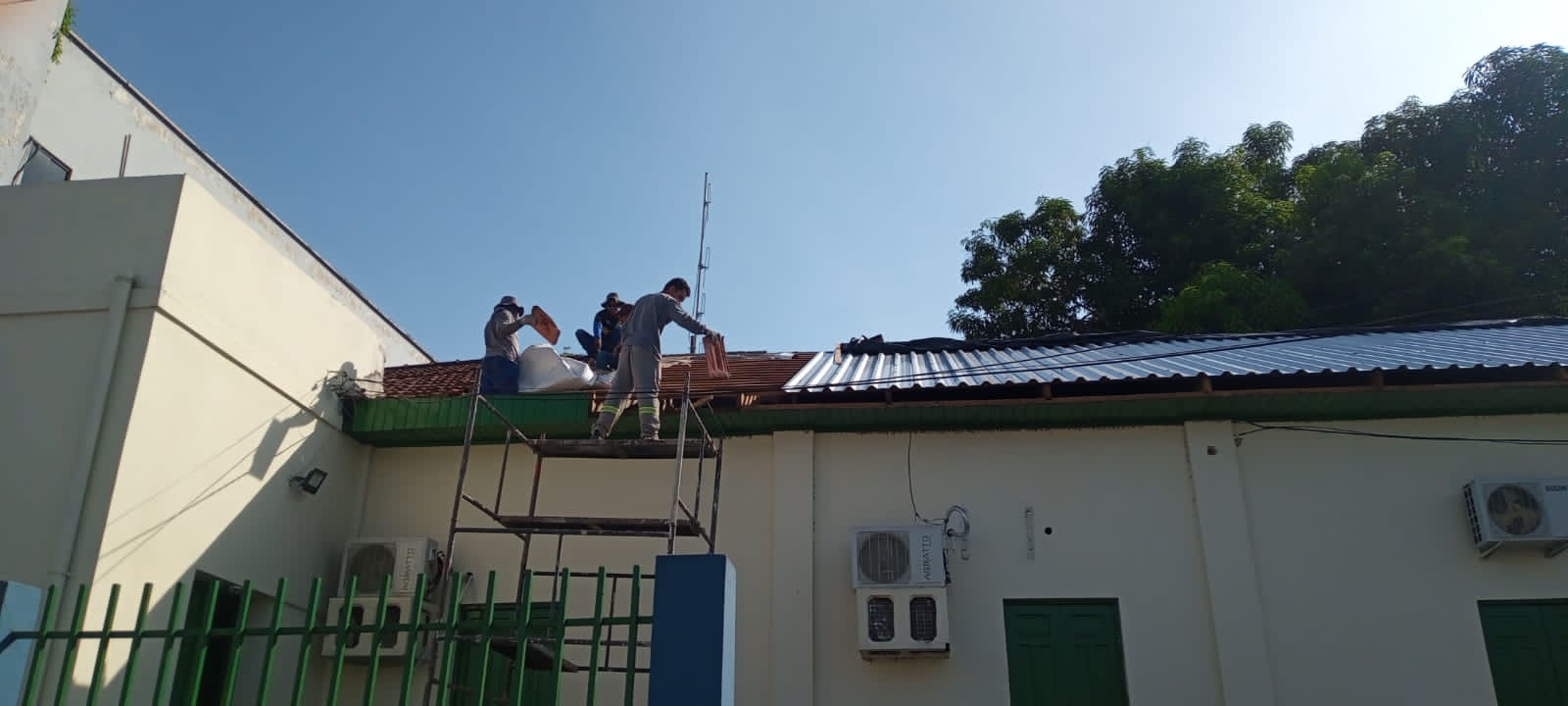 Trabalhadores fazem a substituição do telhado na Rádio Difusora Acreana. Foto: cedida