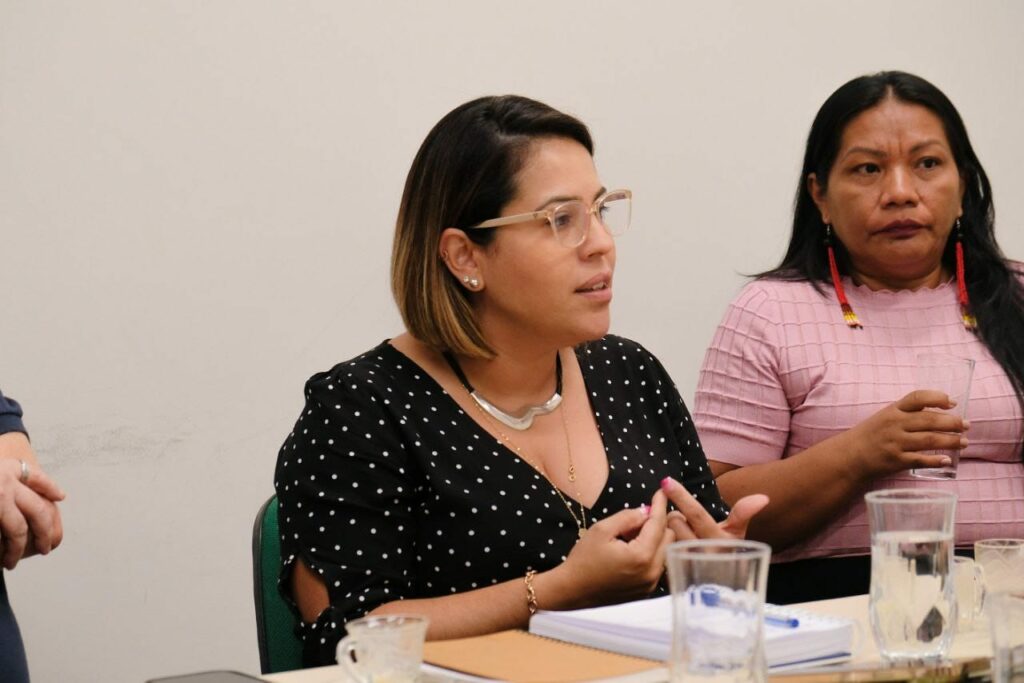 Secretária Julie Messias discutiu criação de Conselho Estadual dos Povos Indígenas com lideranças. Foto: Alexandre-Cruz Noronha/Semapi.