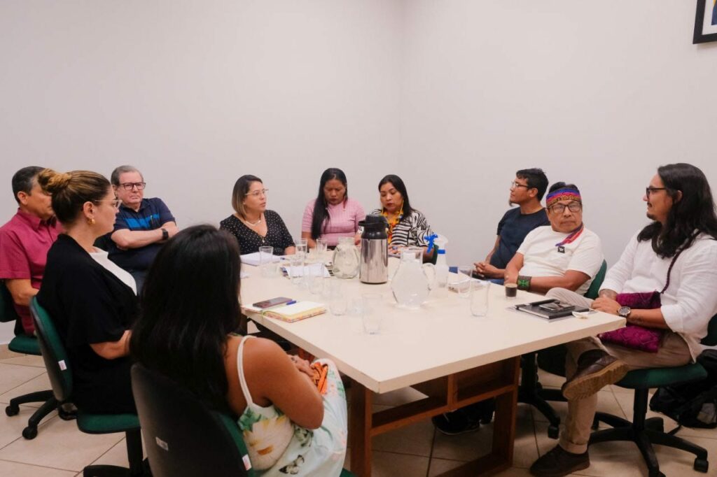 Secretária da Semapi se reuniu com lideranças indígenas para discutir criação de conselho. Foto: Alexandre-Cruz Noronha/Semapi.