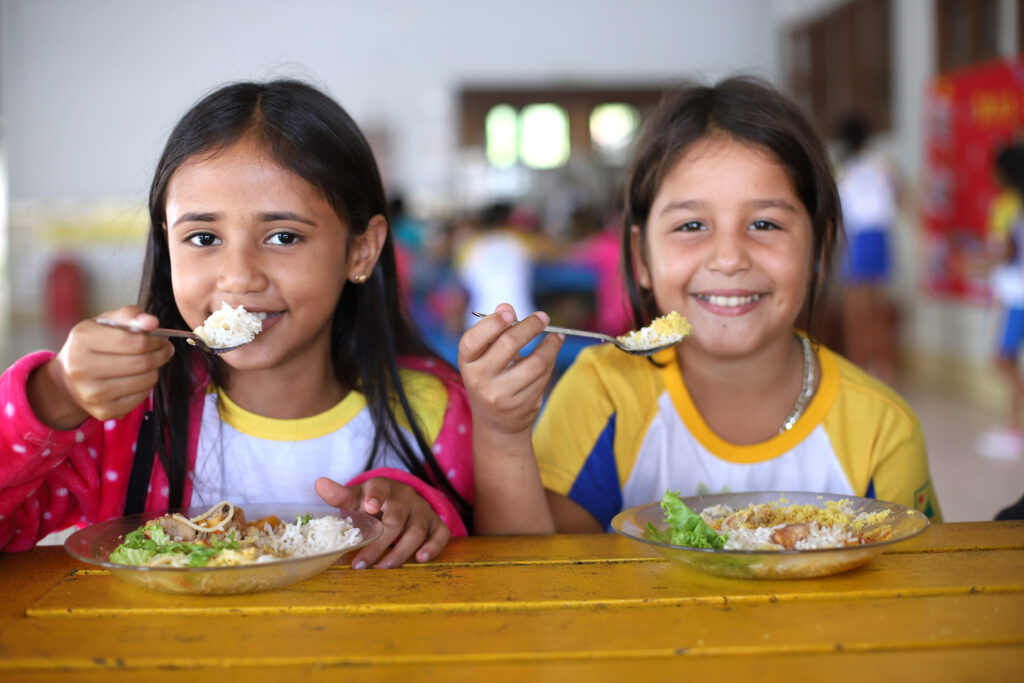 Alunos da rede pública estadual durante o almoço servido nas escolas. Foto: Mardilson Gomes/Arquivo SEE