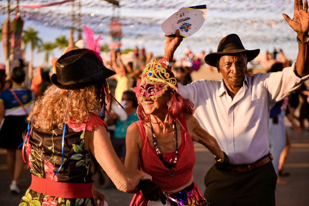 Foliões dançam as marchinhas tocadas pelo banda Senadinho. Foto: Júnior Aguiar/Sesacre