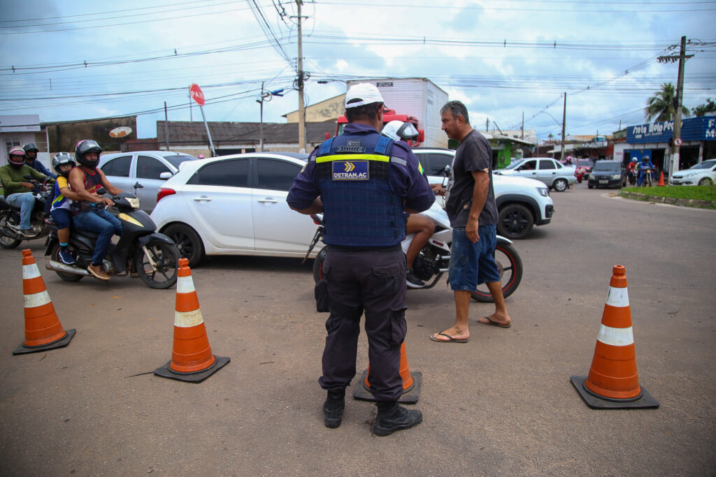 Agentes de trânsito nas ruas da capital, organizando o fluxo de carro. Foto: Dhárcules Pinheiro/Ascom Sejusp
