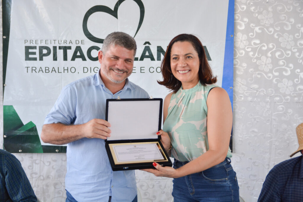 A vice-governadora foi homenageada pelo prefeito Sérgio Lopes, por sua contribuição. Foto: Felipe Freire