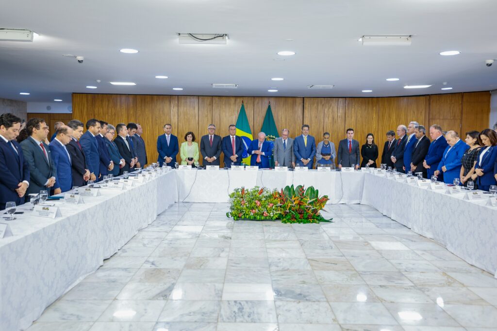 Vice-governadora Mailza Assis participa de ato de assinatura de decretos do novo sobre marco regulatório do saneamento básico