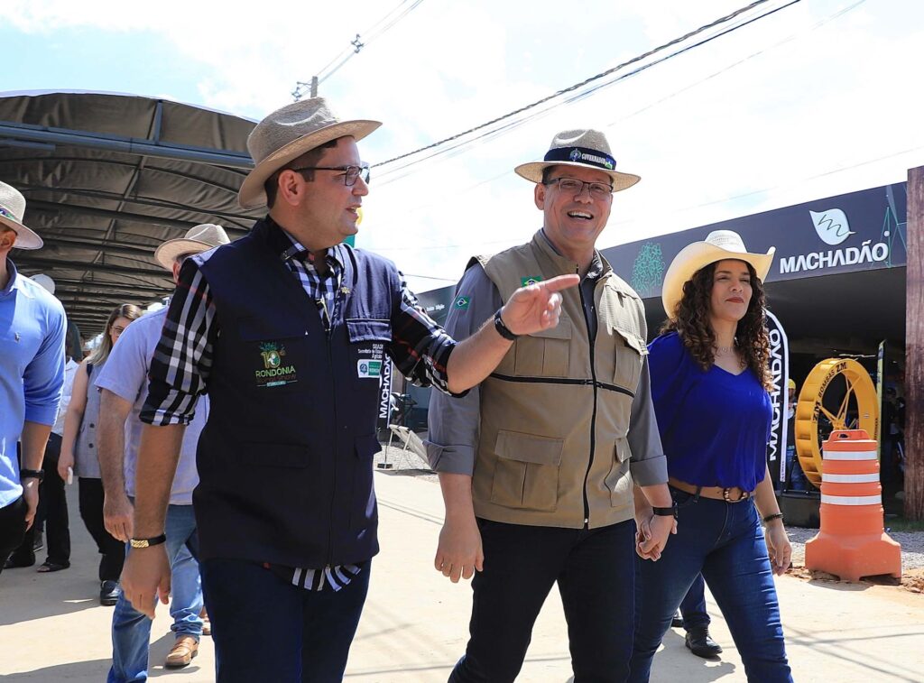 Gladson Cameli aproveitou para entregar ao governador de Rondônia, Marcos Rocha, o convite para que participe da Expoacre 2023. Foto: Pedro Devani/Secom