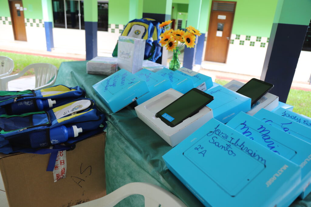 Ao todo, foram entregues 726 tablets aos estudantes da Escola Adalci Simões. Foto: Mardilson Gomes