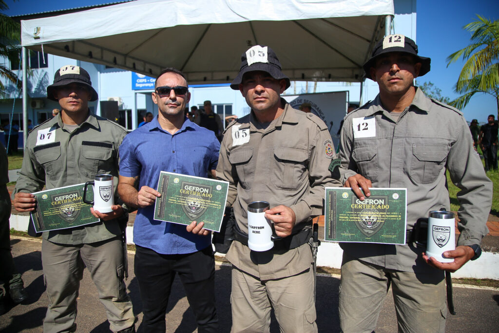 Alunos formandos do curso Eapfron posam com secretário adjunto, coronel Evandro Bezerra. Foto: Dhárcules Pinheiro/Asscom Sejusp