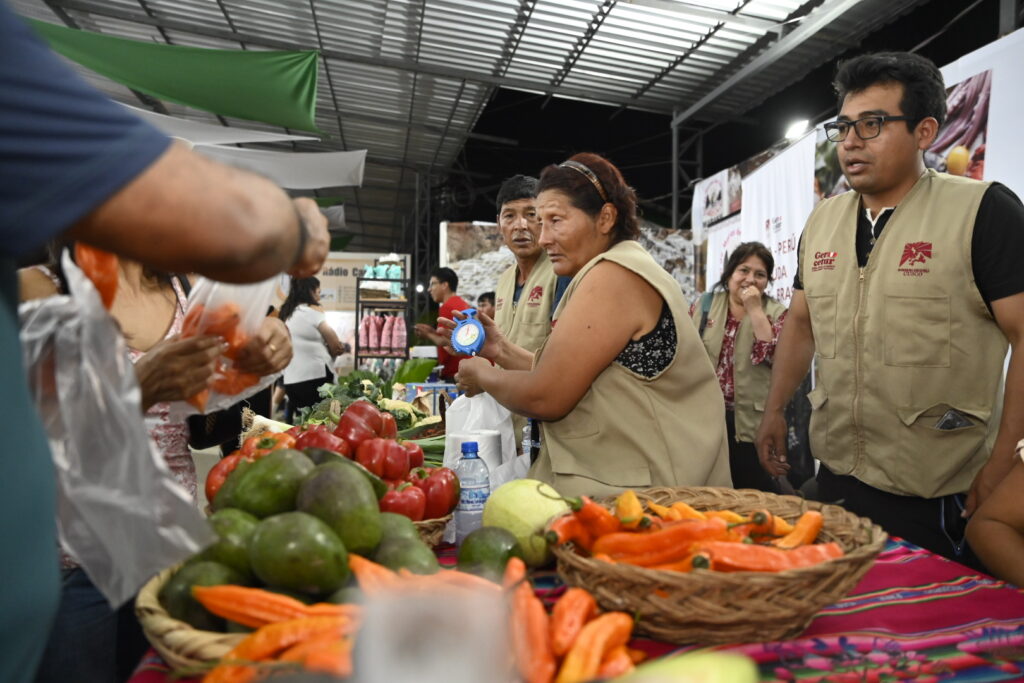 Produtos peruanos são bastantes comercializados durante a Expoacre na primeira noite da feira. Foto: Clemerson Ribeiro