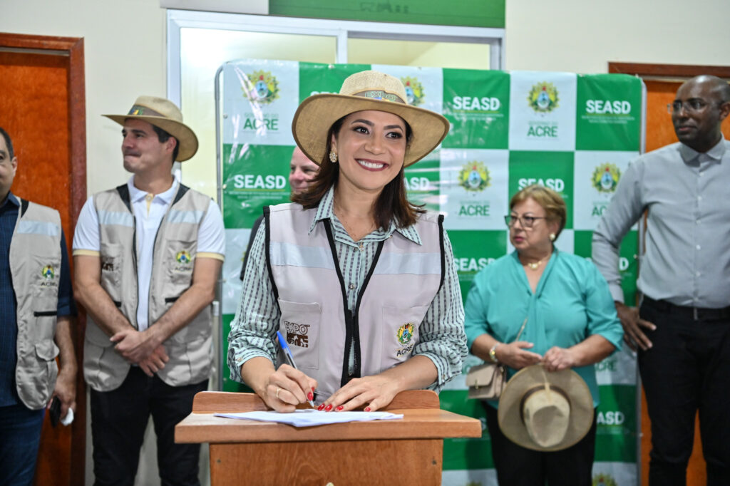 Governadora em exercício, Mailza Assis, assina termo de colaboração. Foto: Felipe Freire/Secom.