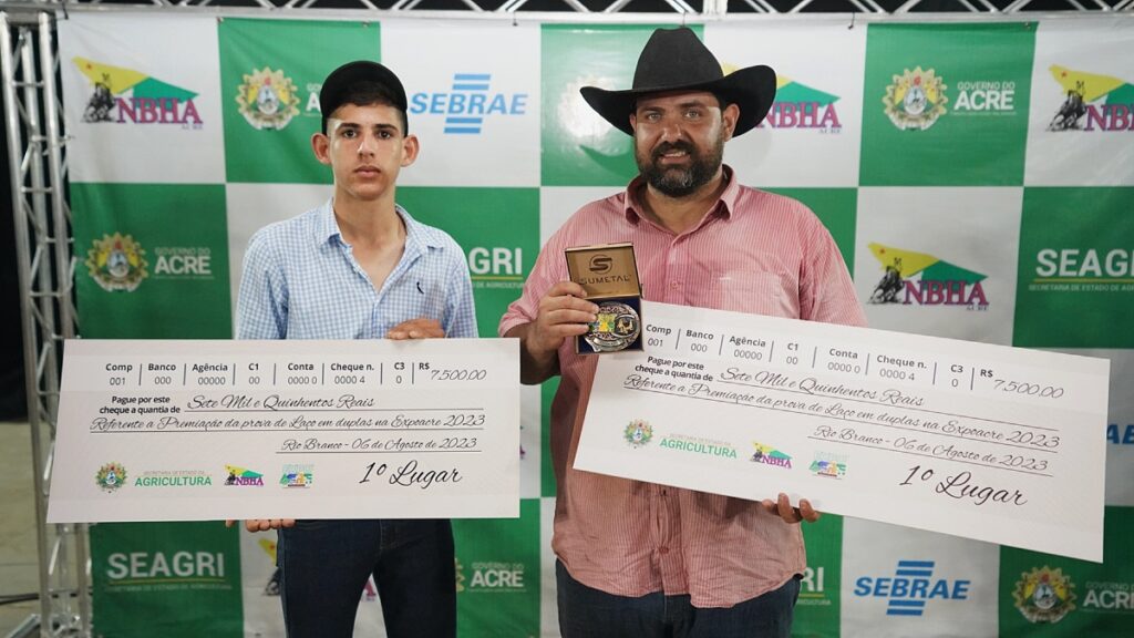 Competidores recebem cheques em premiação. Foto Cleiton Lopes/Secom