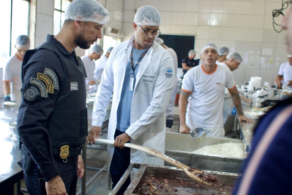 Acompanhado de agentes do Ministério da Justiça e Segurança Pública, Alexandre Nascimento inspecionou a cozinha do Complexo Penitenciário. Foto: Clébson Vale/Iapen