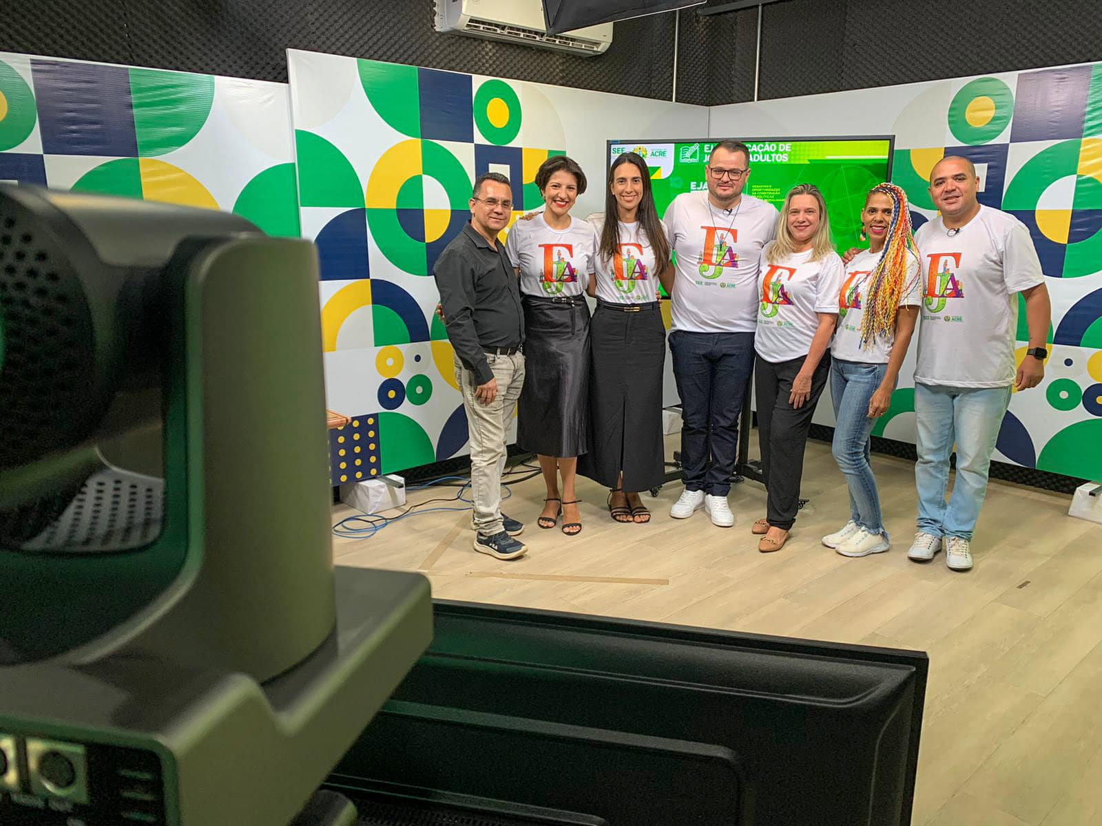 Equipe da EJA e Centro de Mídias Educacionais durante a live. Foto: Rarismar Bezerra/SEE