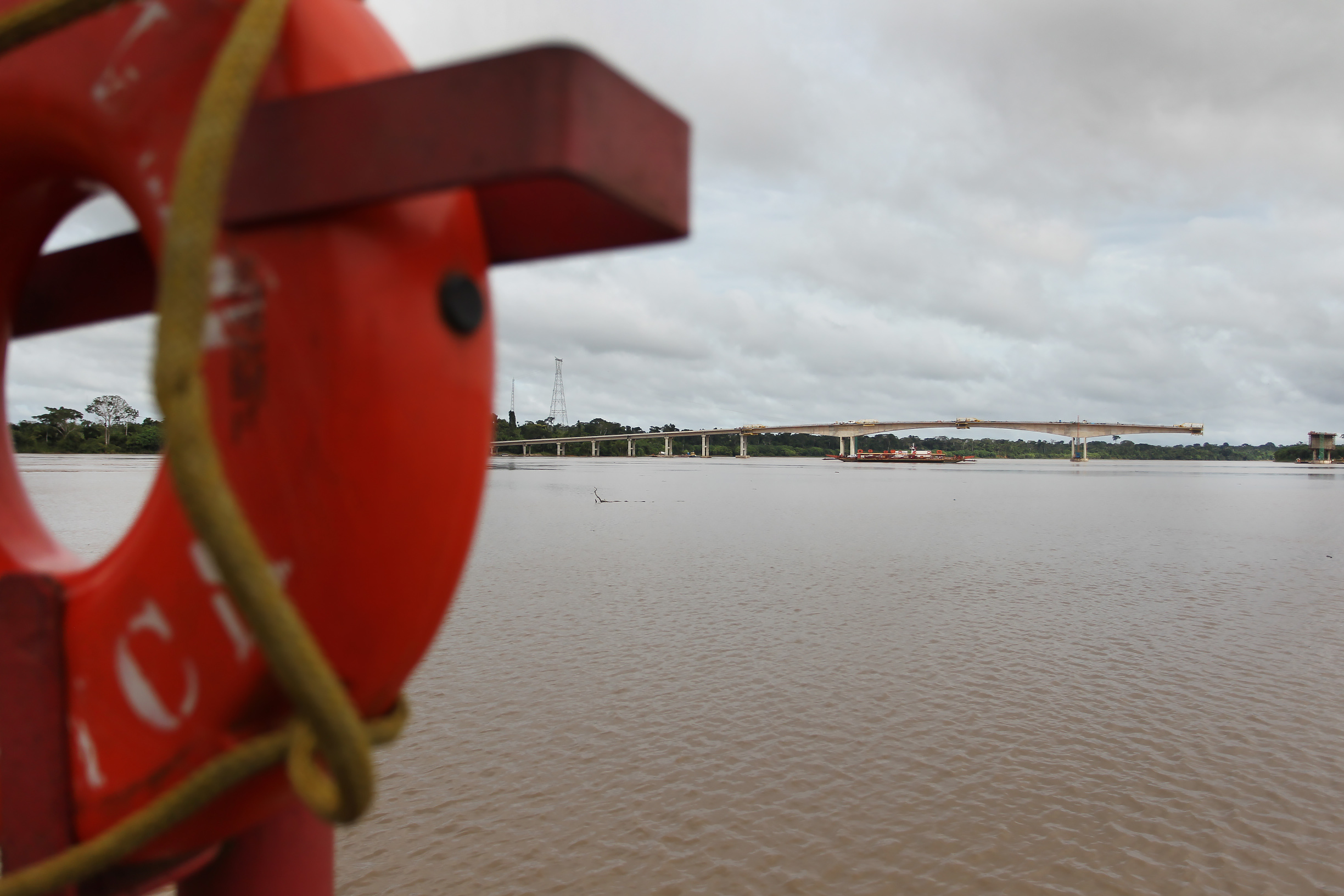 Governadores do Acre e Rondônia vistoriam fase final das obras da ponte sobre o rio Madeira, acompanhados do ministro da Infraestrutura