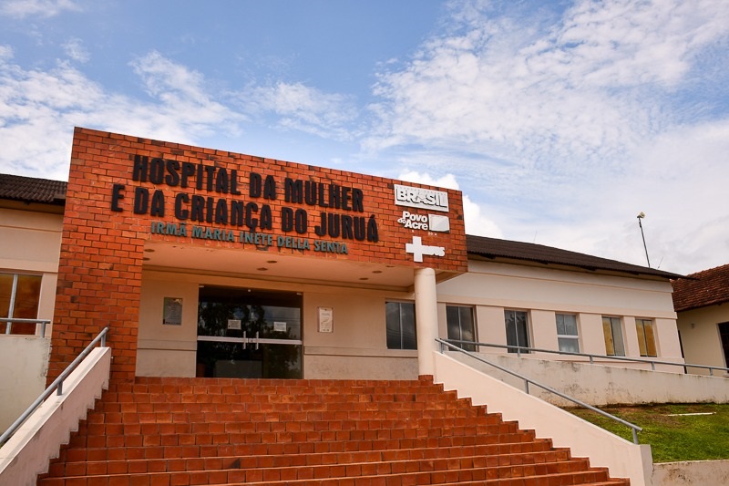 Em Hospital de Cruzeiro, primeira-dama conversa com servidores e anuncia melhorias na humanização
