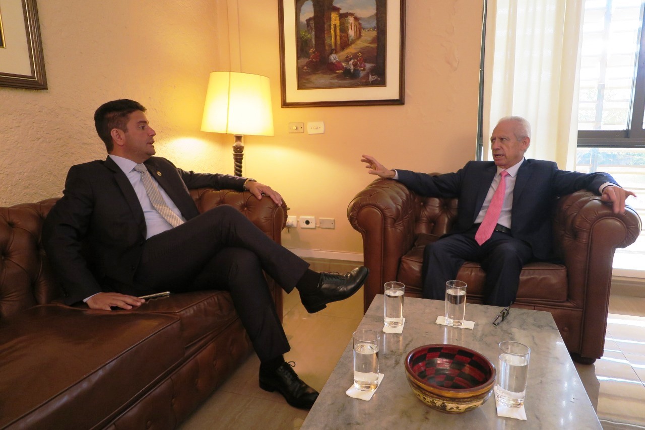 Gladson Cameli visita embaixador peruano e sugere criação de gabinete fronteiriço