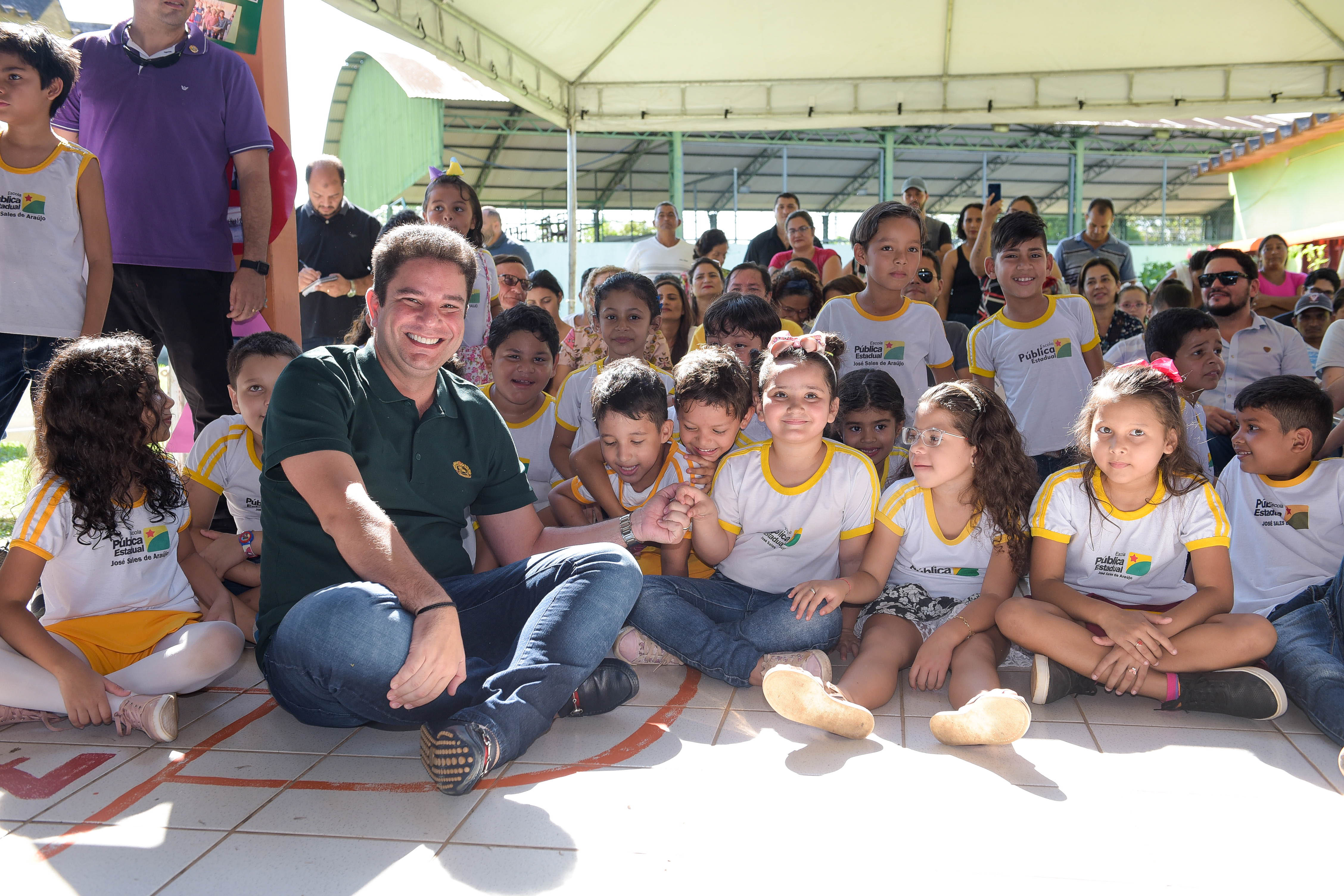 Gladson Cameli participa das comemorações de 30 anos da escola José Sales de Araújo, no Universitário