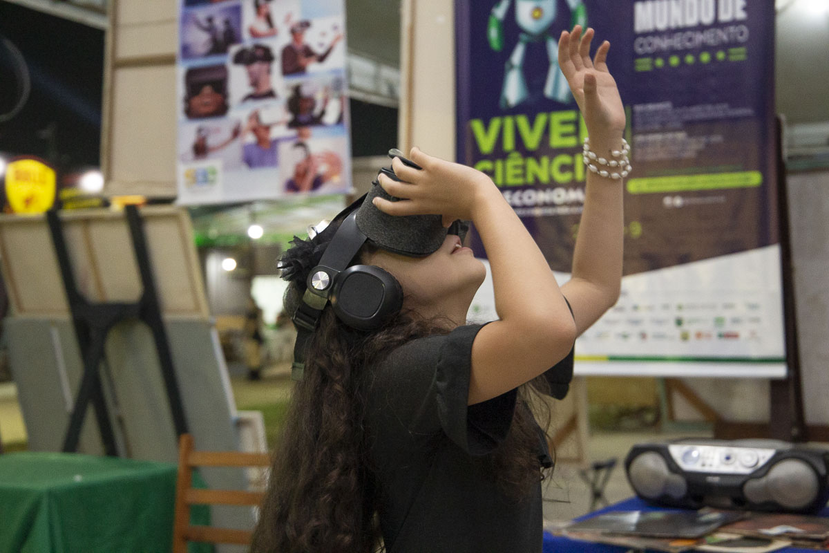 Novas tecnologias: óculos de realidade virtual atrai público de todas as idades na Expoacre