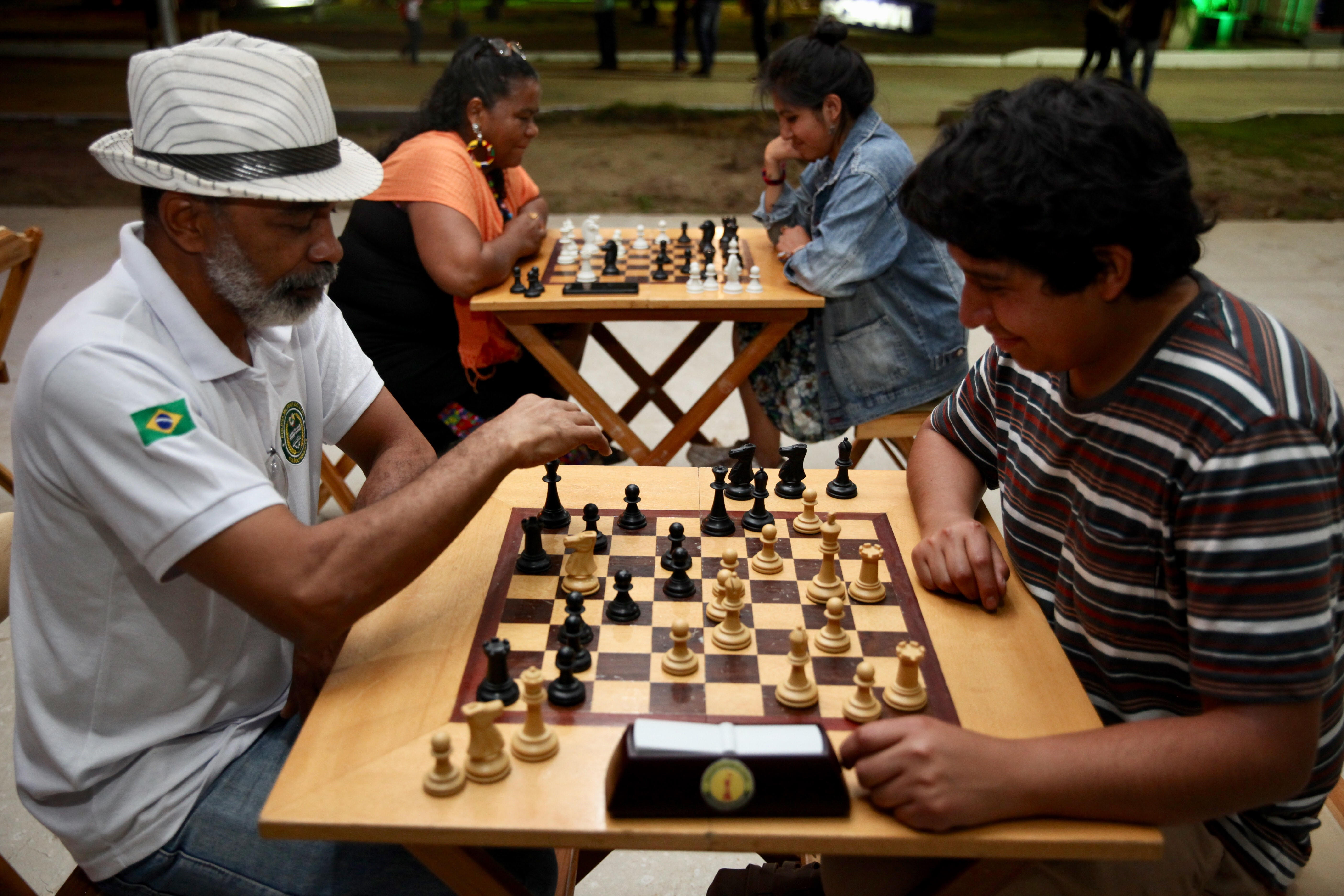 Visitantes aprendem a jogar xadrez na Expoacre 2019
