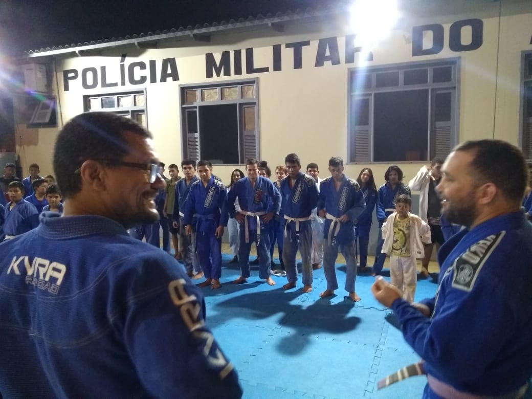 Campeão mundial de Jiu-Jitsu faz visita a projeto social da Polícia Militar