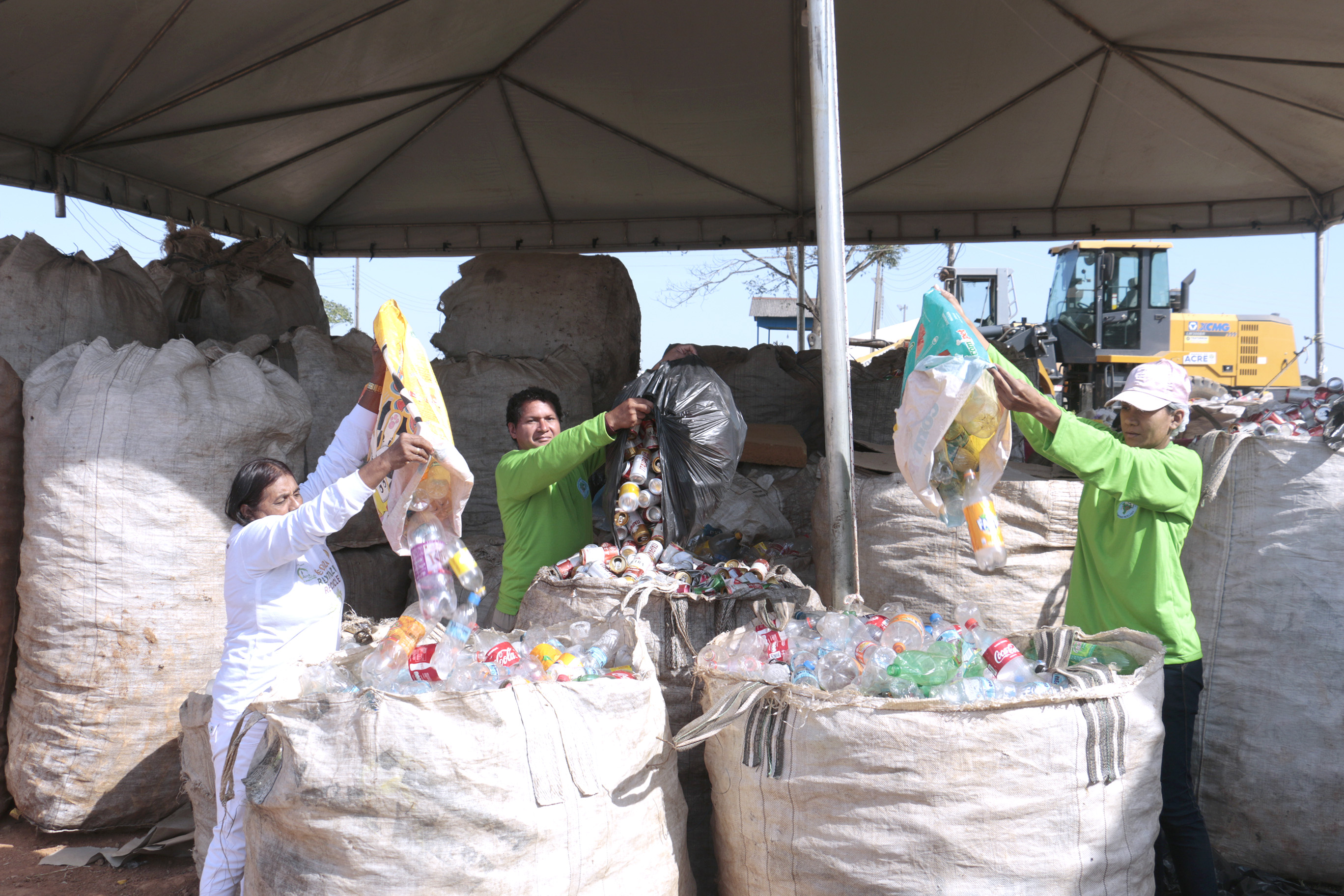 Cooperativa Catar coleta material na Expoacre para reciclagem