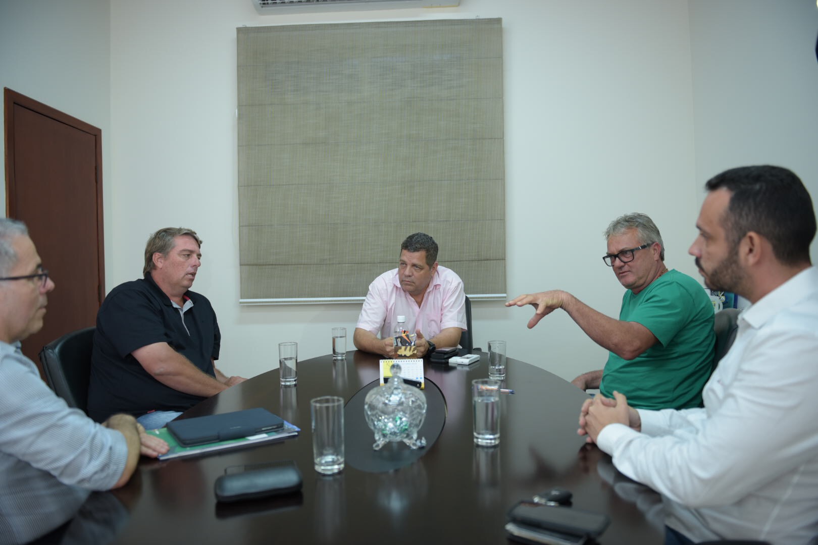 Governo e empresários debatem parceria para cessão de maquinário do polo moveleiro de Tarauacá