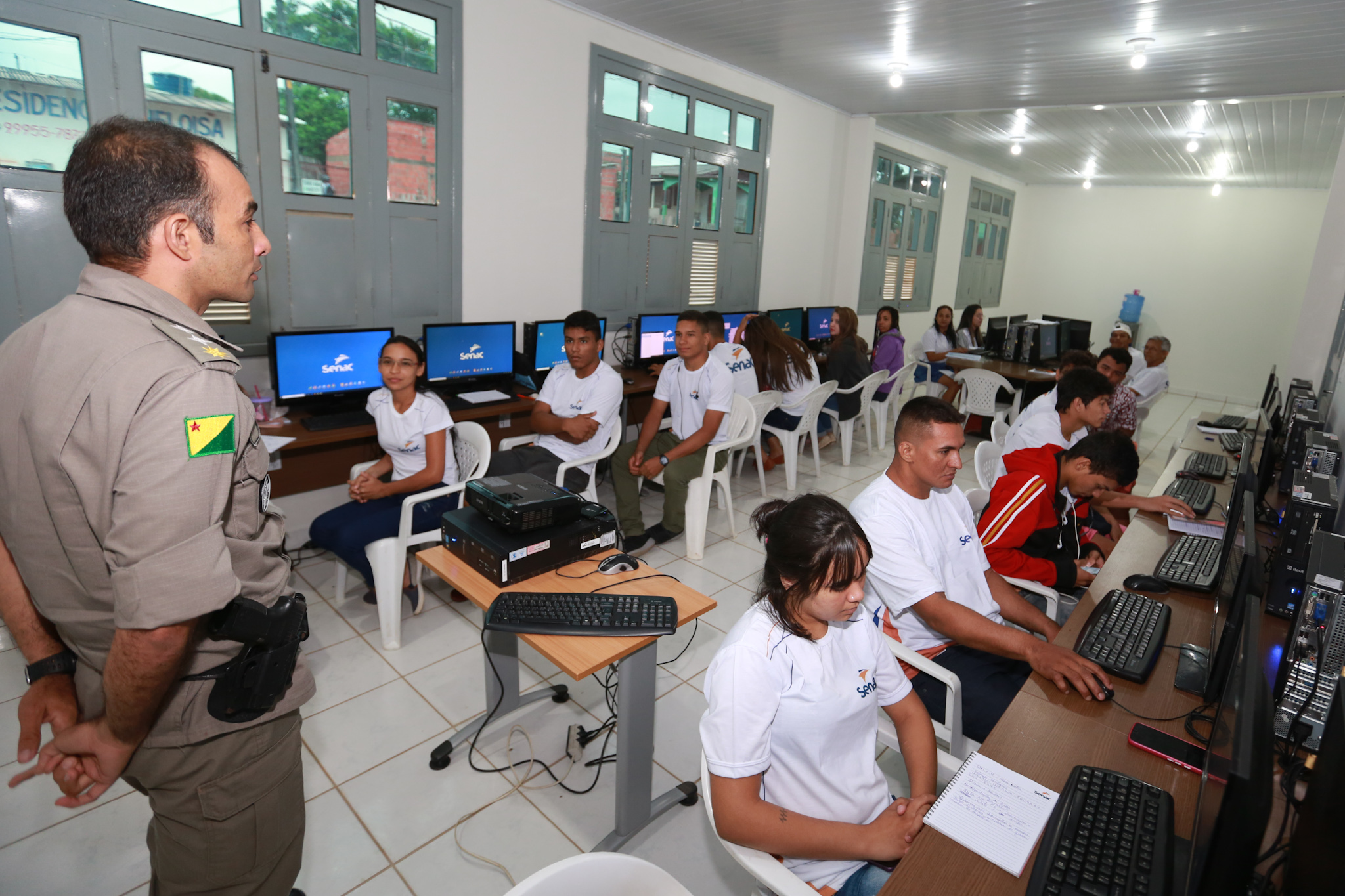 Alunos de projeto social da PM participam de cursos no 5º Batalhão