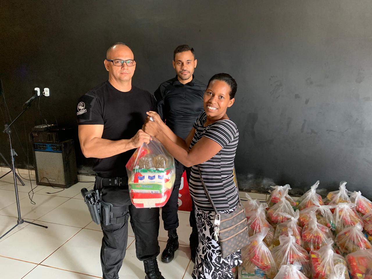 Servidores do Iapen fazem doação de cestas básicas à comunidade do Caladinho