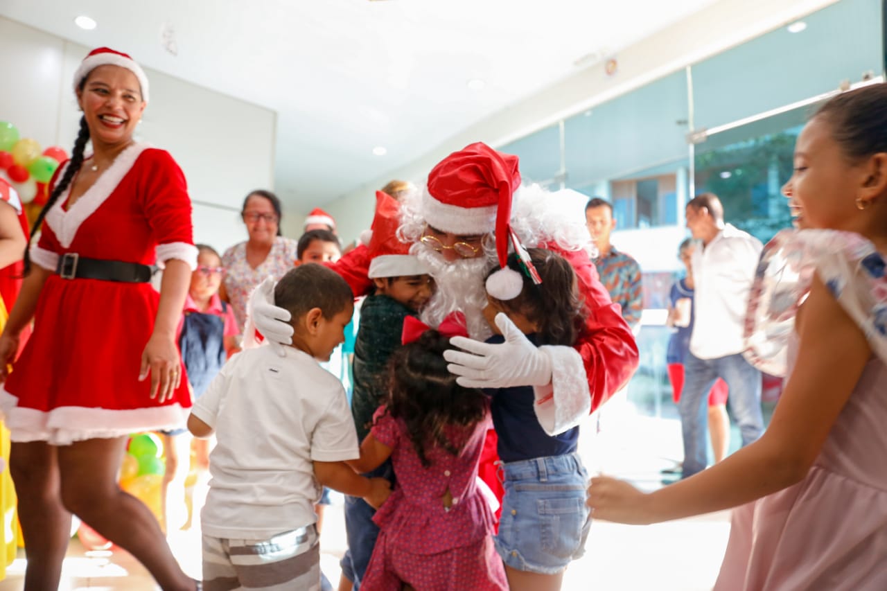 Crianças em tratamento recebem festa de natal no Hospital da Criança
