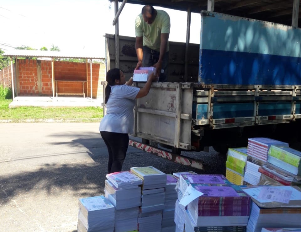 Livros didáticos são entregues às escolas da rede estadual de Cruzeiro do Sul